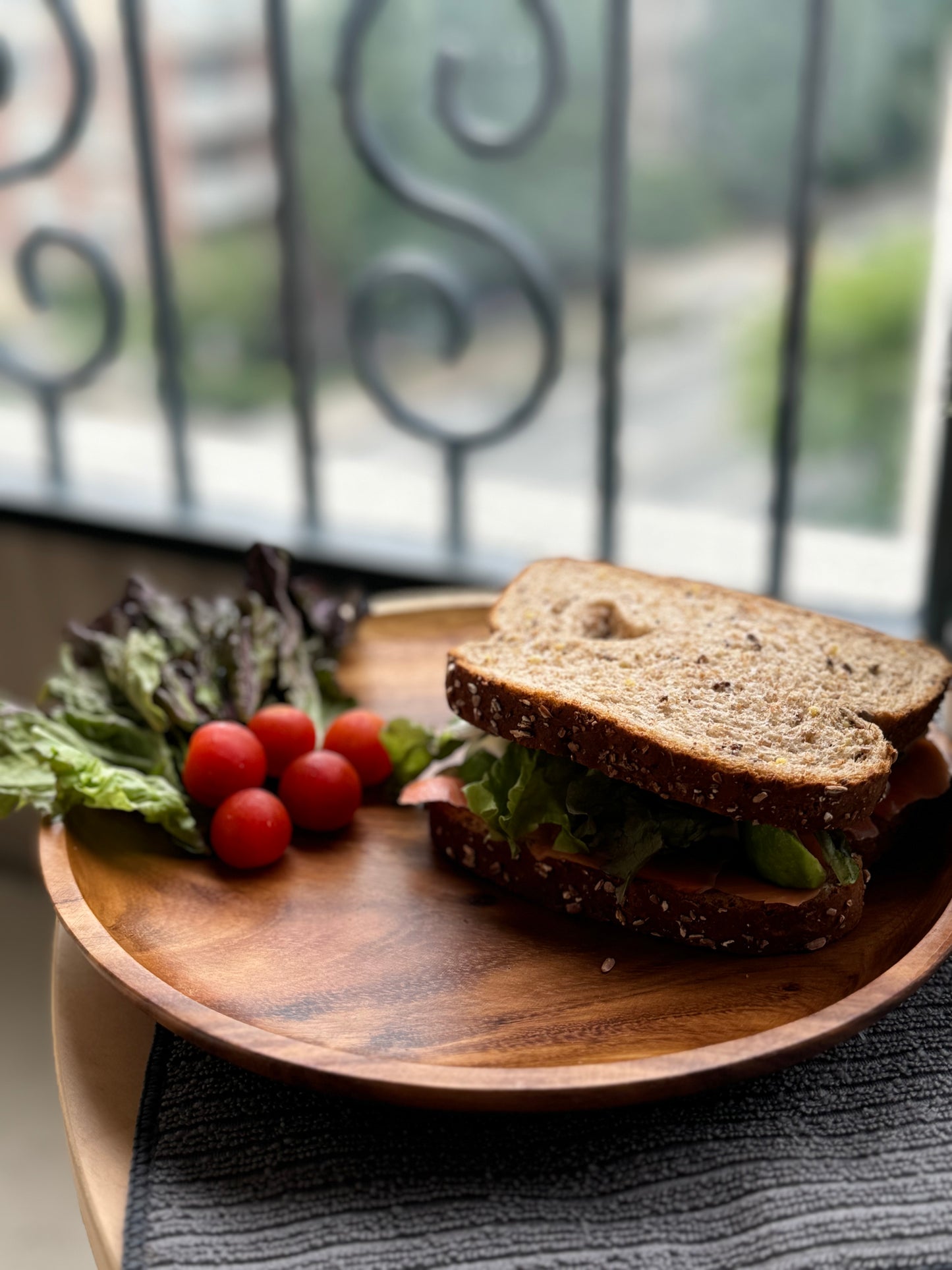 Natural Acacia dinner plate, perfect for salads, fruits, and main dishes.